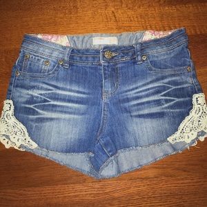 No boundaries lace accented jean shorts size 9